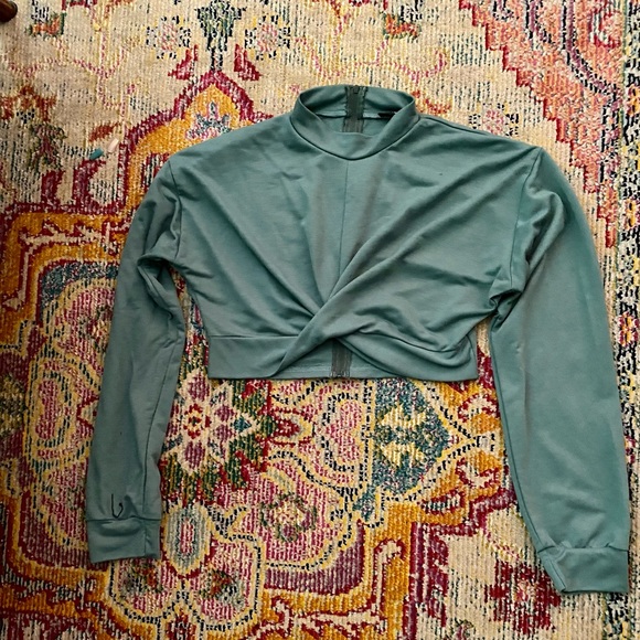 Twist Front Crop Top - Picture 5 of 6